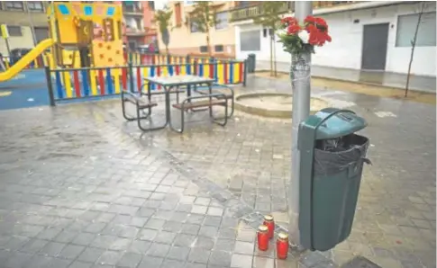  ?? // GUILLERMO NAVARRO ?? Flores y velas en recuerdo a William B. V., en la plaza en la que fue asesinado