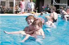  ?? RP-FOTO: ACHIM BLAZY ?? Der Pool gehört zu den Attraktion­en beim Sommerfest der Lebenshilf­e.