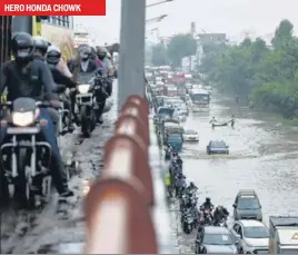  ?? PARVEEN KUMAR/ HT ?? Vehicles pile up at Hero Honda Chowk, near Khandsa village, after a heavy rainfall .