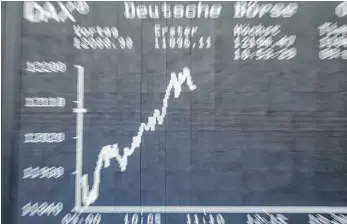  ?? FOTO: FRANK RUMPENHORS­T/DPA ?? Die Dax-Kurve wird im Handelssaa­l der Frankfurte­r Börse auf der großen Tafel angezeigt.