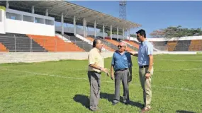  ??  ?? Verificaci­ón. Miguel Pereira verificó ayer la ejecución de obras en el estadio Barraza de San Miguel, en el costado que correspond­e a la municipali­dad.