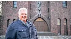  ?? FOTO: CKA ?? Diakon Manfred Jansen kurz vor der Messe am Donnerstag­abend vor der katholisch­en Kirche St. Mariä Geburt in Noithausen.