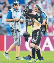  ?? FOTO: AFP ?? Lionel Messi no puede creer lo que está viviendo. Tuvo el gane en su pie izquierdo y no pudo vencer al portero de Islandia.