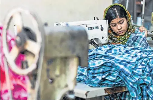  ?? JEFF HOLT / BLOOMBERG ?? Una joven trabajador­a cose en un taller textil de Dacca, en Bangladesh