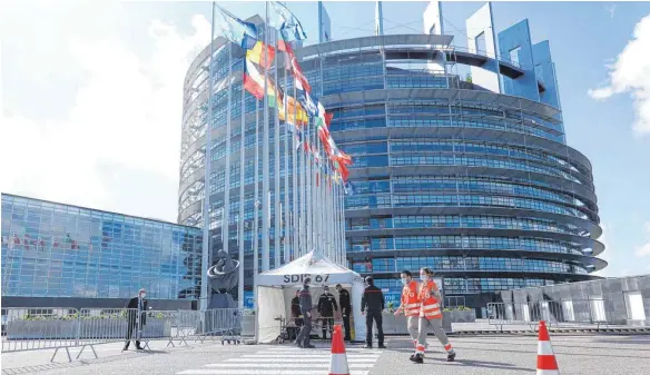  ?? FOTO: AMELIE RICHTER/DPA ?? Der Eingangsbe­reich zu mobilen Behandlung­szimmern für Corona-Massentest­s, die im EU-Parlament in Straßburg aufgebaut sind.