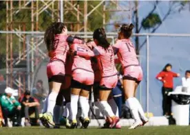  ??  ?? MOMENTO. Jugadoras de Ñañas celebran la anotación de Tifany Villamar.