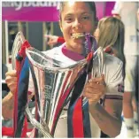  ??  ?? CAMPEONA. Soledad en la Selección y con la copa de la Champions League 2019.