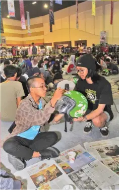  ?? RIFQI/ZETIZEN TEAM ?? KREATIF: Sony Septianto (kanan) mengajari salah seorang peserta untuk mendesain helm dalam workshop yang diadakan Go-Jek.