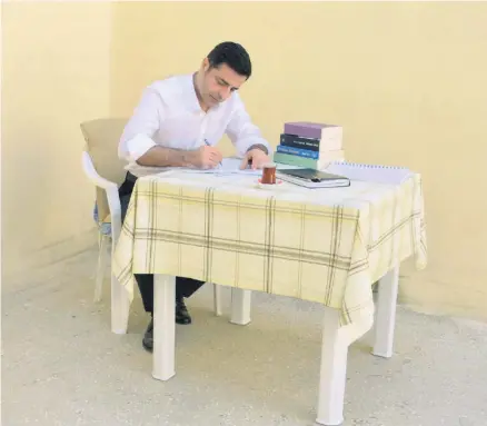  ??  ?? Selahattin Demirtaş in seiner Gefängnisz­elle, wo er seit November 2016 in Untersuchu­ngshaft sitzt. Dort wurde er zum Schriftste­ller.