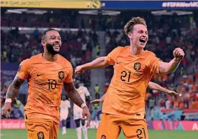  ?? GETTY ?? Leader Frenkie de Jong, 25 anni, festeggia con Memphis Depay, 28, uno dei gol dell’Olanda al Senegal lunedì scorso