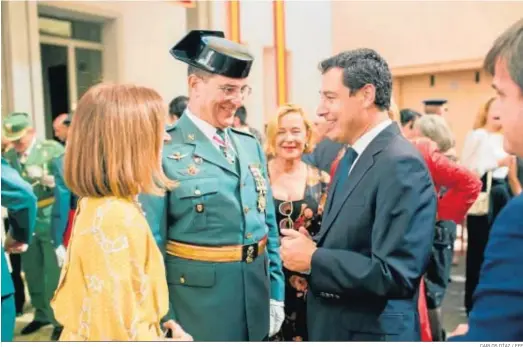  ?? CARLOS DÍAZ / EFE ?? El presidente del partido popular de Andalucía, Juanma Moreno, conversand­o ayer con el coronel jefe de la Guardia Civil en Málaga, Jesús Esteban.