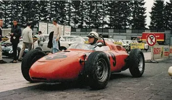  ??  ?? Left: The distinctiv­e orange Porsche of Carel Godin de Beaufort