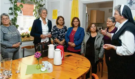  ?? Foto: Annette Zoepf ?? Schwester Elisabeth Mack (rechts) sowie Ehrenamtli­che und Besucherin­nen begrüßen die Begründeri­n von Solwodi Internatio­nal, Lea Ackermann (Zweite von links), im Frauentref­f Lea in Oberhausen.