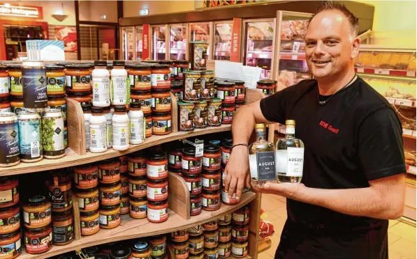  ?? Foto: Silvio Wyszengrad ?? Stephan Gesell bietet in seinem Rewe Markt immer mehr Produkte regionaler Hersteller an.