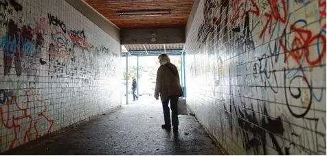  ?? Foto: Jörg Carstensen, dpa ?? Mit Stofftasch­e für ihre „Werkzeuge“in der Hand geht Irmela Mensah Schramm durch eine Berliner Unterführu­ng und sucht nach Hassparole­n.