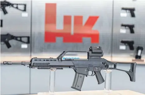  ?? FOTO: DPA ?? Problemati­sches Produkt: Das Sturmgeweh­r G36 in einem Ausstellun­gsraum beim Waffenhers­teller Heckler & Koch.
