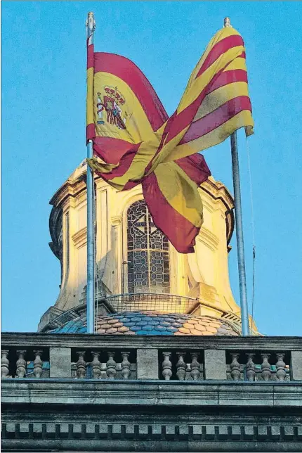  ?? KIM MANRESA ?? Las banderas catalana y española en el Palau de la Generalita­t