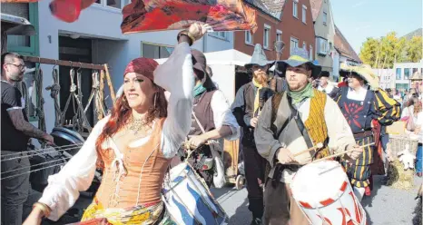  ?? FOTOS: BLANKENHOR­N ?? Angeführt von der Marketende­rin und ihrer Kapelle zogen die Bopfinger Stadträte durch die Gassen.