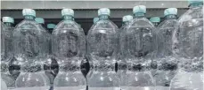  ?? FOTO: IMAGO IMAGES ?? Zwischen 2,5 und sechs Cent mehr könnte eine Flasche Wasser in Italien kosten, sollte das Gesetz verabschie­det werden.