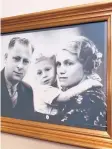  ?? COURTESY OF ANDY HOLTEN ?? A photo of Andy Holten with his parents, Aaron and Clara Houtkruije­r, hangs in his home. His parents were killed at Auschwitz.