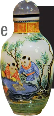  ??  ?? A snuff bottle with the playing children motif of the Guyuexuan genre.