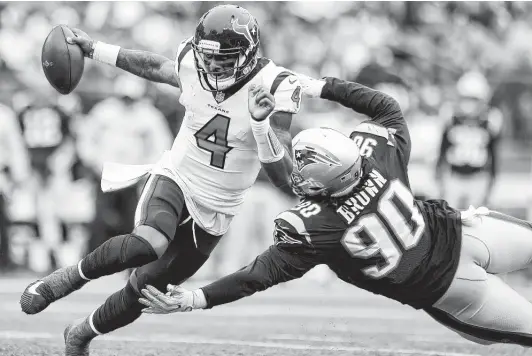  ?? Brett Coomer / Staff photograph­er ?? Texans quarterbac­k Deshaun Watson (4) runs out of the pocket away from Patriots defensive tackle Malcom Brown to avoid a sack during Sunday’s fourth quarter.