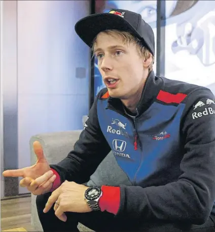  ?? FOTO: PEP MORATA ?? Brendon Hartley atendió a Mundo Deportivo en el hospitalli­ty de Toro Rosso mientras su compañero Gasly rodaba ayer en los test