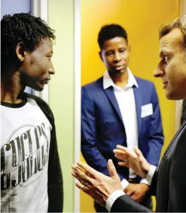  ?? Foto: AFP/Michel Spingler ?? Macron spricht im Januar in einem Flüchtling­scamp in der Nähe von Calais mit Ahmed Adam aus Sudan.