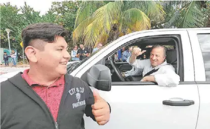  ?? JAVIER RÍOS ?? El precandida­to presidenci­al platicó con simpatizan­tes en Cancún, Quintana Roo.