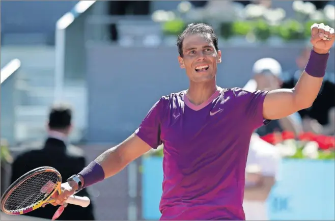  ??  ?? Puño izquierdo en alto, Rafa Nadal celebra su triunfo contra el australian­o Alexei Popyrin en los octavos de final del Mutua Madrid Open, ayer en la central de la Caja Mágica.