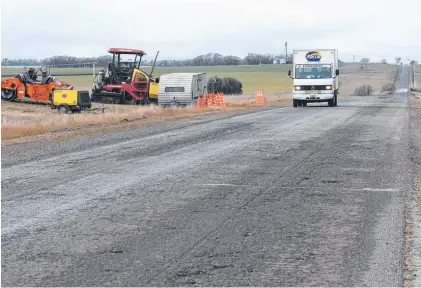  ?? ARCHIVO LA NUEVA. ?? La repaviment­ación de la ruta 60, en Adolfo Alsina, es una de las obras con financiami­ento asegurado en 2018.