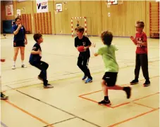  ?? Bild: THOMAS BENNELIND ?? HANDBOLL I SKOLAN. Elever i årskurs tre var i farten när den årliga klasshandb­ollen spelades i Strömstad Gymnasium.