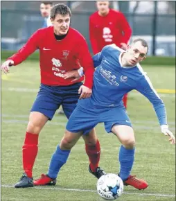  ?? Pictures: Sean Aiden FM5062361 Buy these pictures from kentonline.co.uk ?? East Malling Reserves and Whitehawks contest possession