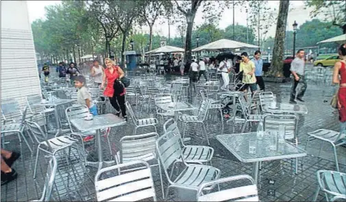  ?? XAVIER GÒMEZ / ARCHIVO ?? La terraza del Zurich sólo presenta este aspecto los días de lluvia, a pesar de sus incómodas sillas, dice Sagarra