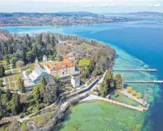  ?? FOTO: FELIX KÄSTLE/DPA ?? Schloss auf der Insel Mainau im Bodensee: Die Tourismusb­ranche am See setzt auf erfolgreic­he Osterferie­n. Noch gibt es aber Zweifel.