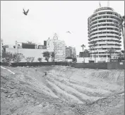  ?? Mel Melcon Los Angeles Times ?? TRENCHES like this one at another Hollywood site help geologists assess whether a fault line lies below. Blvd6200’s developer didn’t do so before constructi­on.