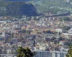  ??  ?? Prospettiv­e A sinistra il vicesindac­o Paolo Biasioli in aula con il sindaco Alessandro Andreatta. Sopra il capoluogo trentino visto dall’alto