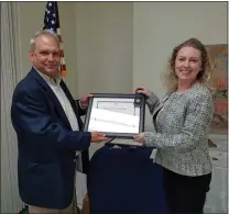  ?? SUBMITTED PHOTO ?? Ken Lawson from Chadds Ford Historical Society receiving Historic Preservati­on Award from Michele Thackrah.