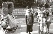  ?? L’une des premiers agents de surveillan­ce des écoles, durant l’année . (Photo d’archives E.D.) ??