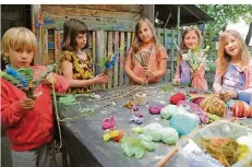  ?? FOTO: BECKERBRED­EL ?? In der Kunstschul­e Kassiopeia in Völklingen wird gebastelt. Fabian, Hanna, Ida, Marie und Jolie (v.l.) weben eine „Wald-Wichtel-Wünscherut­e“.