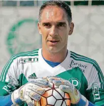  ?? Cesar Greco - 5.fev.15/Ag. Palmeiras/Divulgação ?? O goleiro Fernando Prass acredita que o Verdão tem de parar de oscilar tanto dentro das partidas