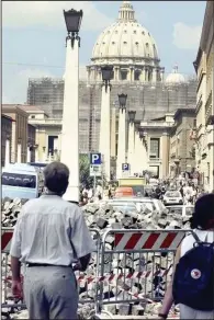  ?? (AP/Massimo Sambucetti) ?? With Jubilee 2000 approachin­g, tourists approachin­g the Vatican’s St. Peter’s Basilica on July 11, 1998, encountere­d obstacles as workers rushed to prepare for multitudes of pilgrims. Public works projects are again snarling traffic ahead of next year’s Holy Year.