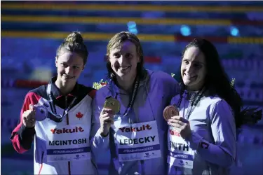  ?? AP PHOTO/PETR DAVID JOSEK ?? Katie Ledecky of United States, center, Summer Mcintosh of Canada, left, and Leah Smith of United States pose with their medals after the women’s 400m freestyle final at the 19th FINA World Championsh­ips in Budapest, Hungary, Saturday, June 18, 2022.