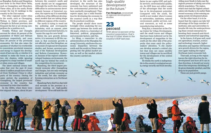  ?? PHOTOS BY REN PING / FOR CHINA DAILY ?? Below: Red-crowned cranes fly over some tourists in the Zhalong wetland reserve of Qiqihar.