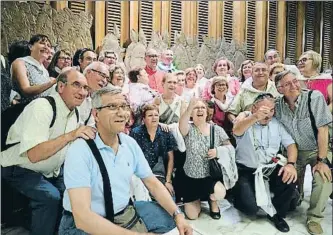  ?? JORDI LLISTERRI BOIX ?? El nuevo cardenal Juan José Omella con amigos y vecinos del pueblo de Cretes
