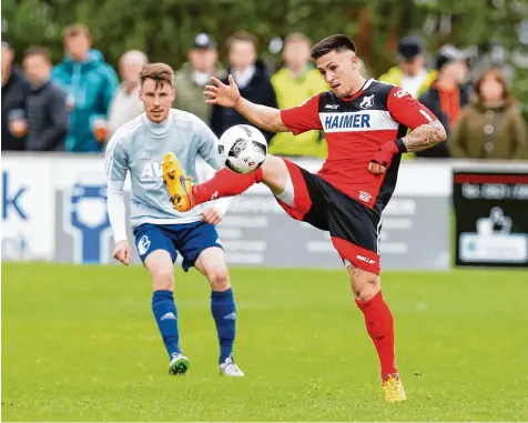  ?? Foto: Kolbert Press ?? Gute Haltungsno­ten verdiente sich der Aindlinger Angreifer Daniel Ritzer in dieser Szene. Am Ende aber setzte sich der FC Stätzling in der Landesliga­partie gegen den TSV mit 4:2 Toren durch.