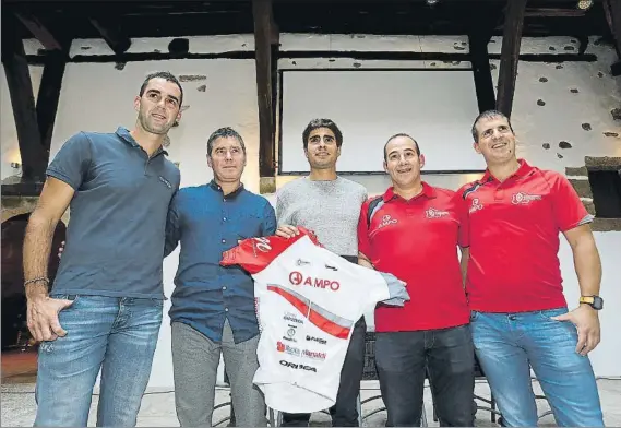  ?? FOTO: LUIS MARI UNCITI ?? Mikel Landa posa junto a Iñaki Telleria y Mikel Gaztañaga, responsabl­es de Ampo Goierriko TB, además de con Jorge Azanza y el alcalde de Beasain Aitor Aldasoro