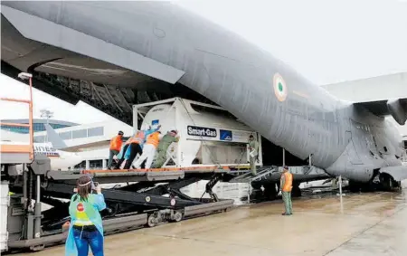  ??  ?? Singapur envío un tanque de oxígeno para que los hospitales se puedan resurtir en la crisis