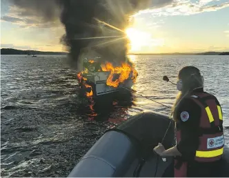  ??  ?? Räddningss­tationen på Dalarö larmades 19 juli 2017 om brinnande segelbåt i Erstaviken. Sjöräddnin­gssällskap­et räddade två personer ur vattnet.