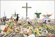  ?? Kayle Neis / Associated Press ?? A memorial is displayed for the victims of the Humboldt Broncos junior hockey team bus crash near Codette, Saskatchew­an, Canada, on Saturday.